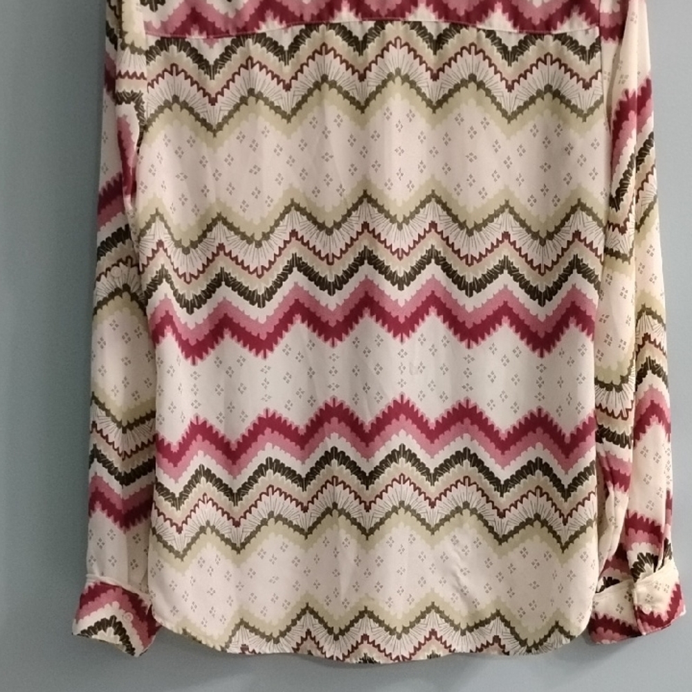 Beautiful Like New ❤️  Candie's Multicolor Chevron Blouse Size Medium - Picture 5 of 5